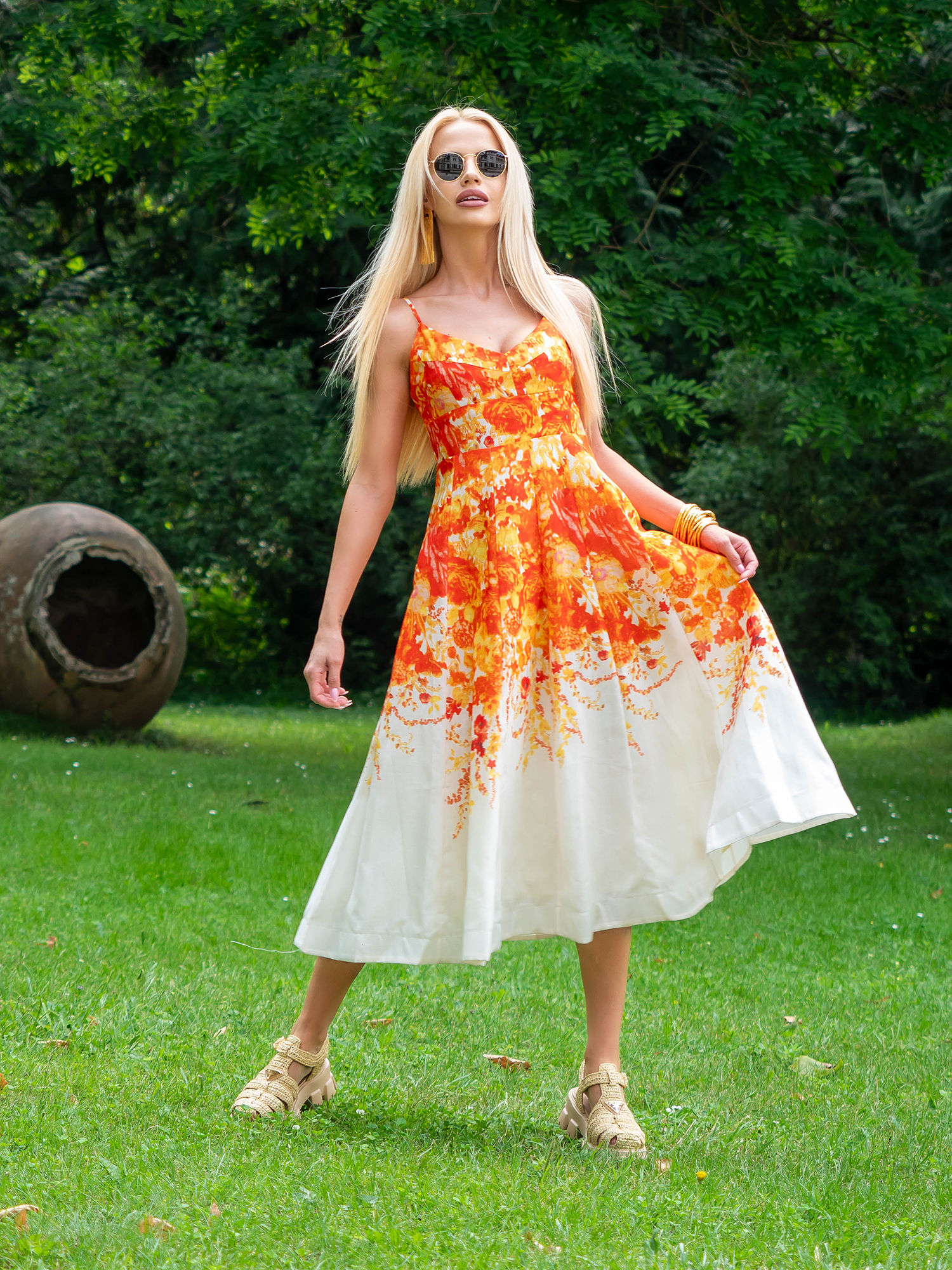 Дамска рокля с оранжеви мотиви